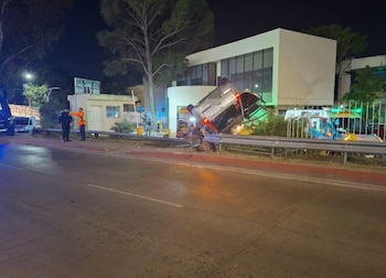 As três pessoas que estavam no carro foram atendidas no local e não precisaram ser levadas ao hospital.