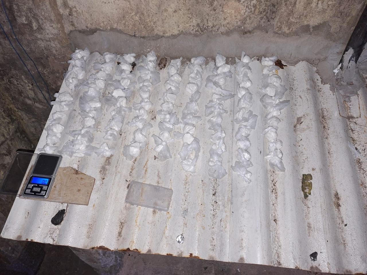 Los envoltorios con cocaína que fueron descartados por las sospechosas en Constitución
