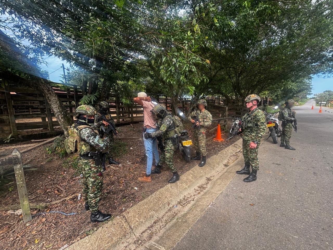 Durante el desarrollo de la operación, alias Templete fue trasladado con apoyo aéreo de la Aviación del Ejército Nacional para su entrega a la autoridad judicial - crédito Ejército Nacional