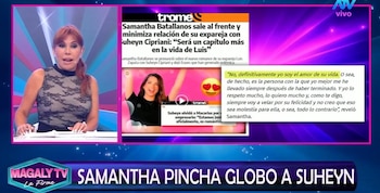 Una mujer pelirroja con blusa de encaje en un set de televisión, junto a una pantalla con un artículo de prensa y una cita