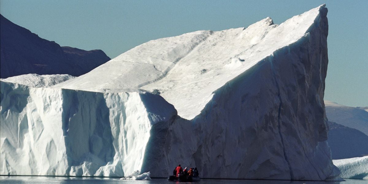 El acceso al Parque Nacional del Noreste de Groenlandia está estrictamente restringido y requiere permisos especiales emitidos por las autoridades locales (Wikipedia)