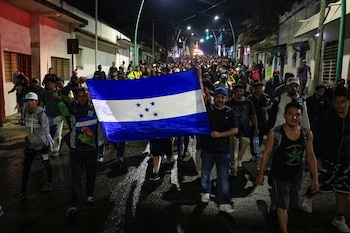 Foto de archivo: Migrantes portan una bandera hondureña mientras caminan en caravana hacia la frontera norte con Estados Unidos, en Tapachula, México, el 11 de enero de 2025. REUTERS/Damian Sanchez