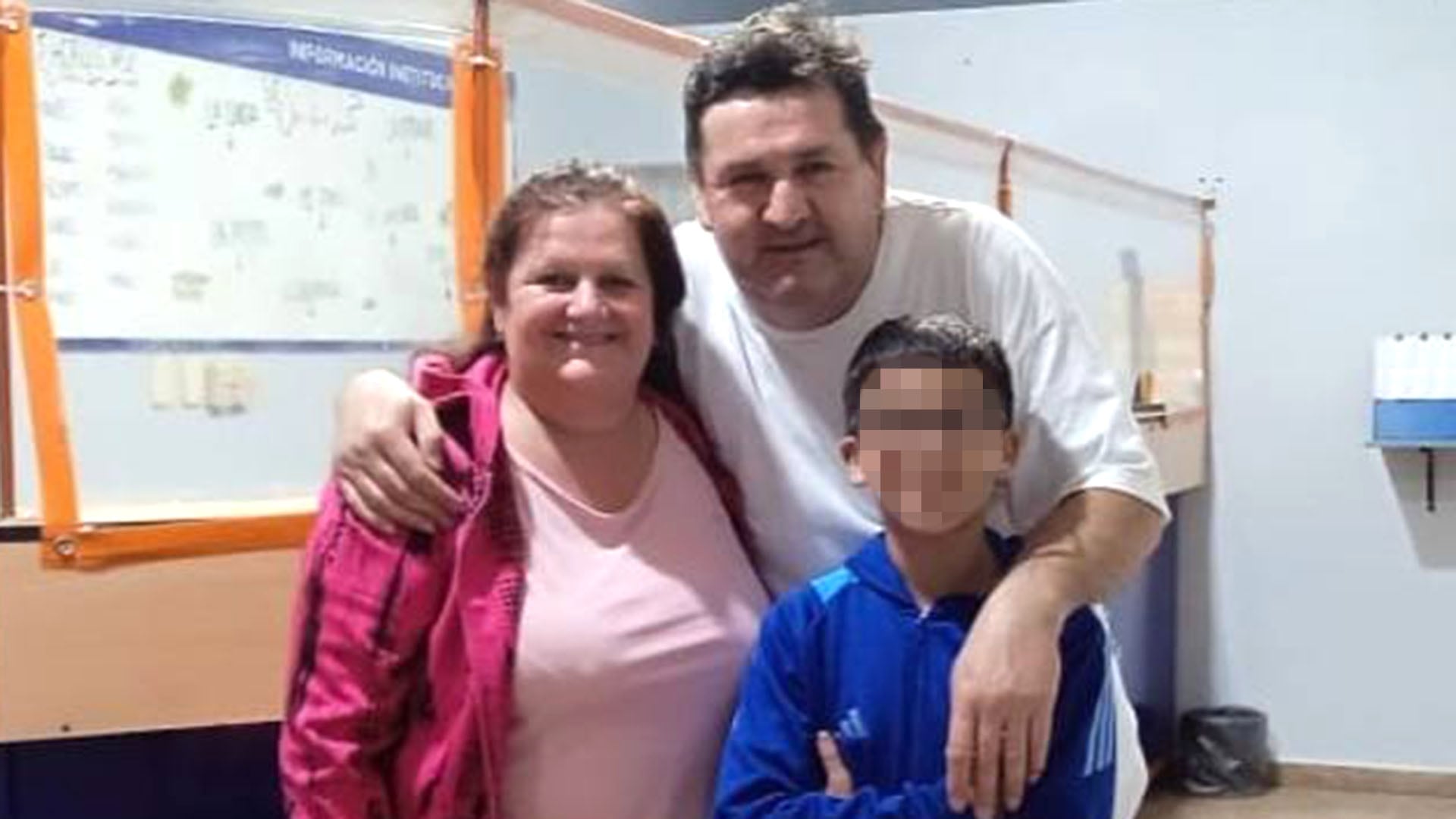 La mujer junto a su marido e hijo dijo que invertirá el dinero en arreglos en la casa, un viaje y algunos gustos postergados, aunque subrayó que la prioridad será invertir en la mejora del local (Facebook)