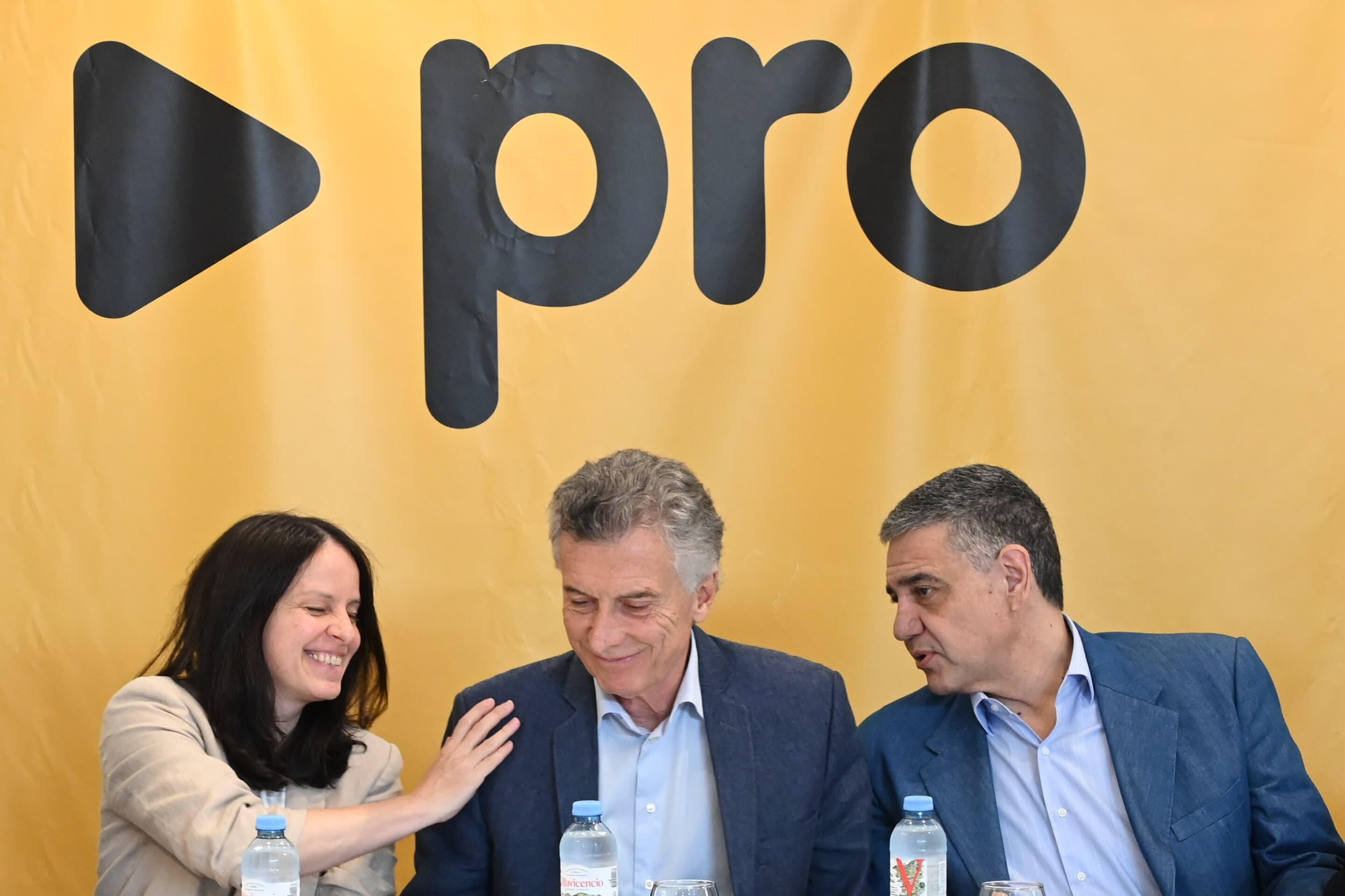 Soledad Martínez, Mauricio y Jorge Macri en la reunión del PRO