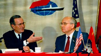 George Bush junto al líder