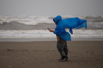 Millones de personas permanecen bajo alerta por tormentas severas e inundaciones en el centro de Estados Unidos, desde Texas hasta Minnesota. (REUTERS/Adrees Latif)