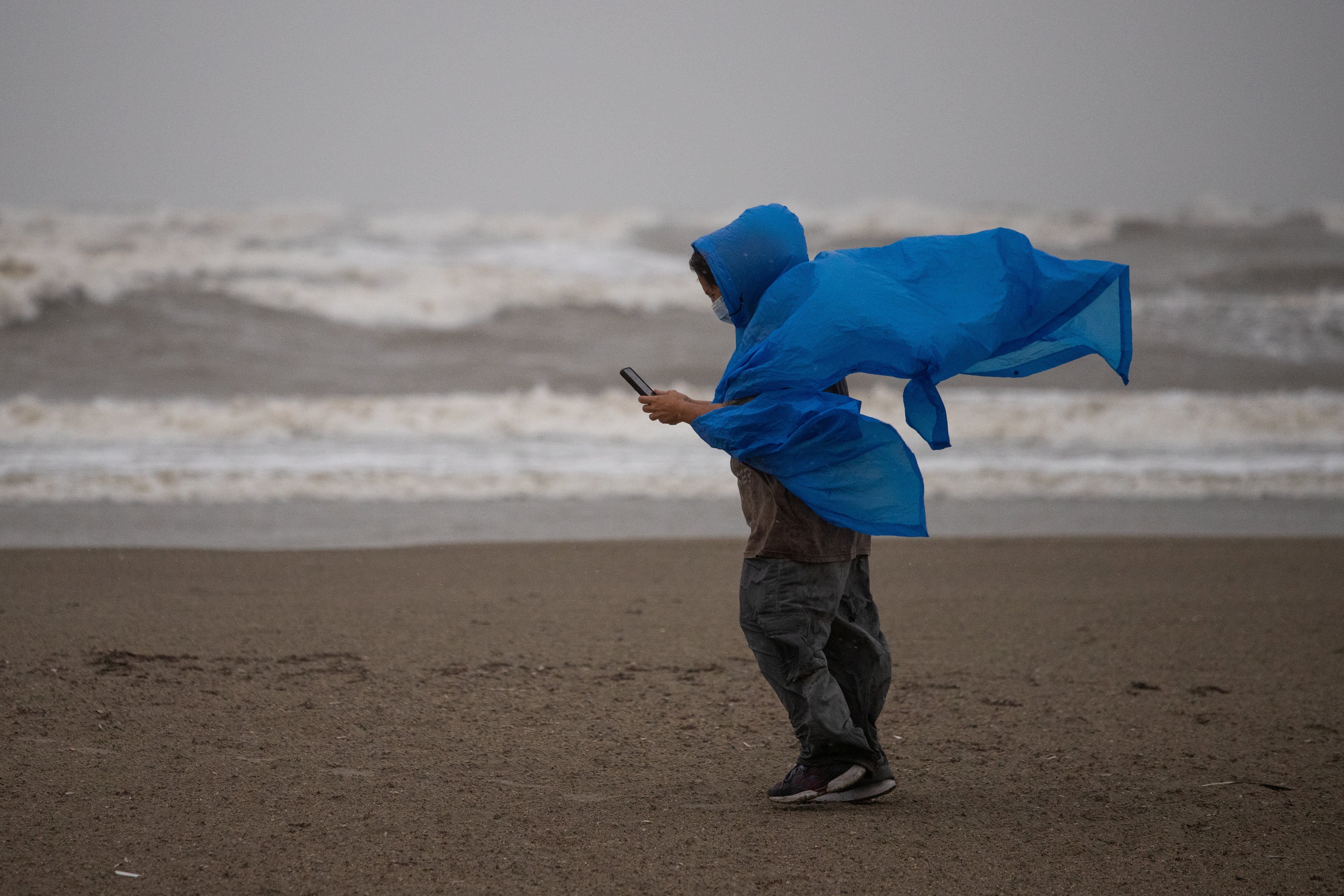 Millones de personas permanecen bajo alerta por tormentas severas e inundaciones en el centro de Estados Unidos, desde Texas hasta Minnesota. (REUTERS/Adrees Latif)