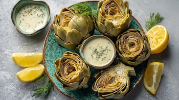 Alcachofa fresca con hojas verdes