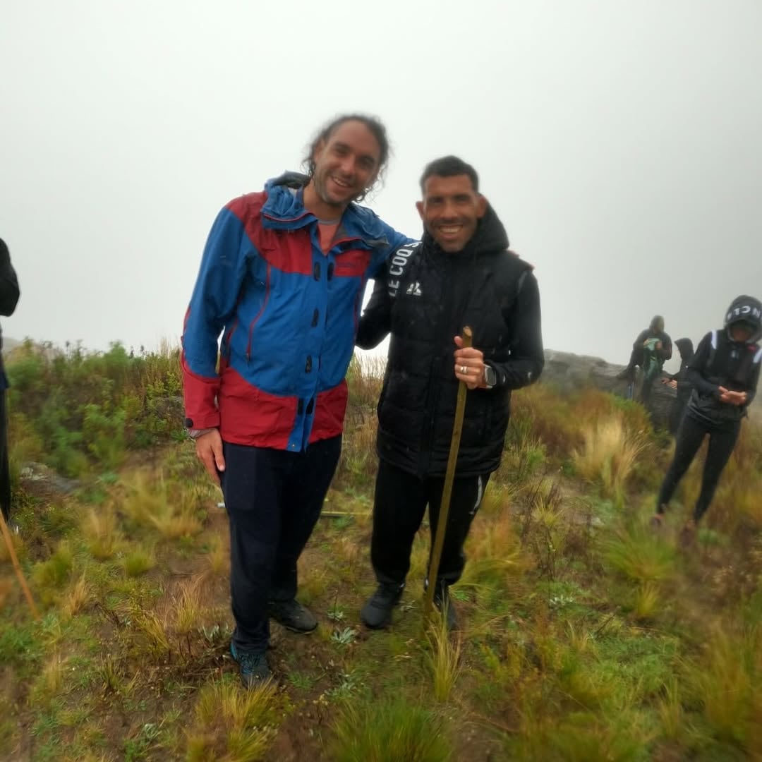 Carlos Tevez, el exfutbolista y entrenador, junto a un compañero tras subir un cerro en Córdoba