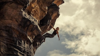 Charlize Theron y Taron Egerton lideran el éxito global de ‘Ápex’, un nuevo thriller de supervivencia