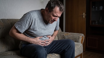 Dolor abdominal: qué significa según la zona donde lo sientes