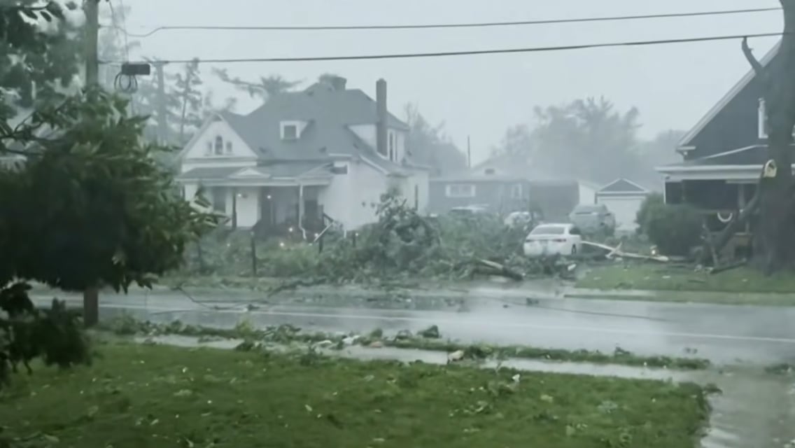 Vecinos buscan entre los restos de sus hogares pertenencias recuperables tras el violento paso de los tornados (Cameron Craig / EIU Geography)