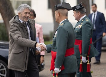 El ministro del Interior, Fernando Grande-Marlaska saluda al jefe del Mando de Personal, el teniente general Manuel Llamas (Europa Press)