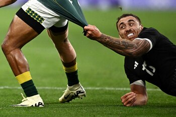 Joe Webber de los All Blacks no puede detener la decepción del candidato al podio. REUTERS/Dylan Martinez