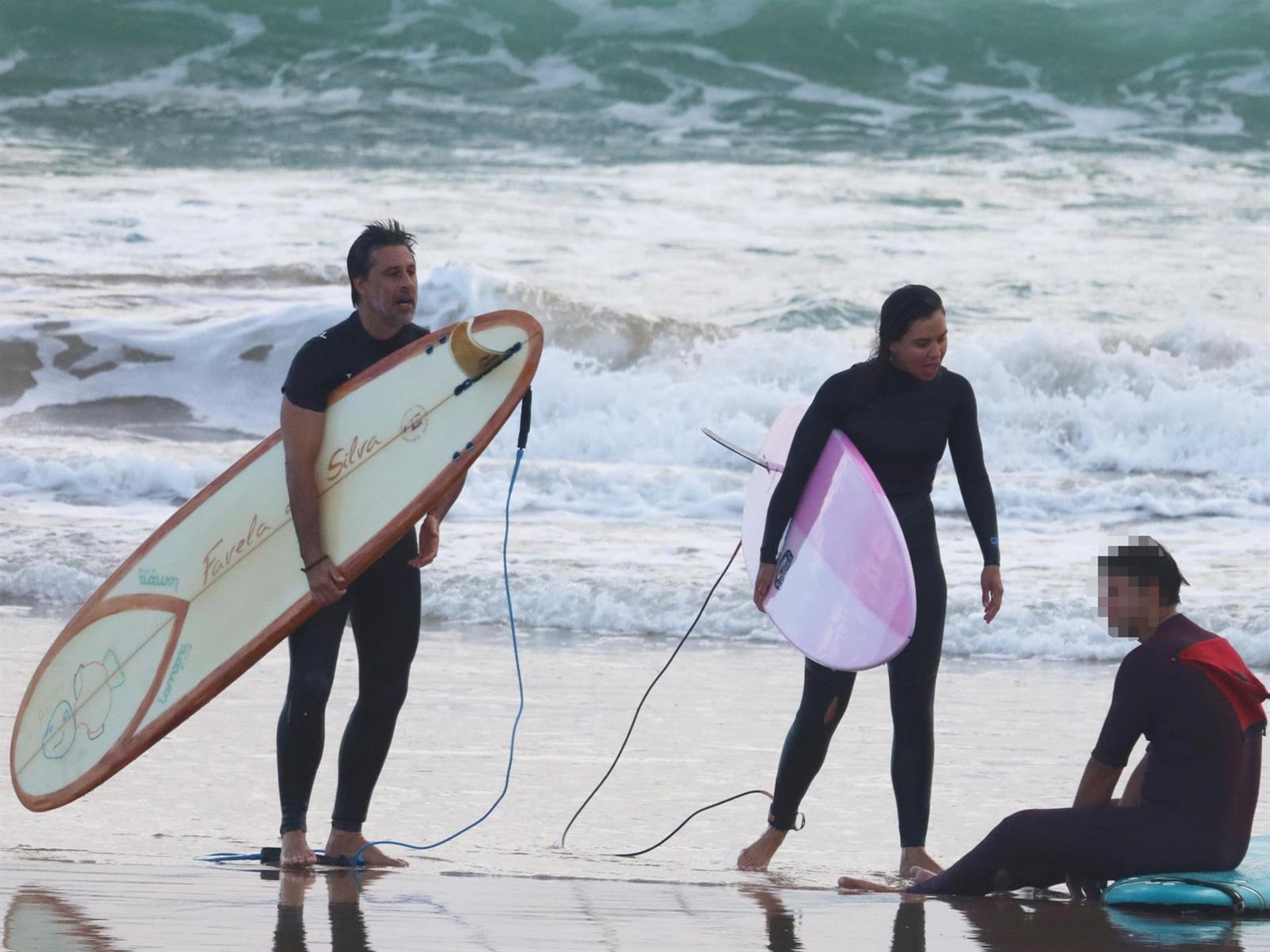 09/09/2026 Hugo Silva y Marta Guerras, amor y pasión por el surf en familia en las playas de Cádiz.
Siempre hermético en lo que a su vida sentimental a pesar de ser uno de los 'guapos oficiales' del cine español, Hugo Silva sigue tan enamorado de Marta Guerras como el primer día después de 9 años de discreta relación que han optado por vivir lejos de los focos y sobre la que apenas han revelado ningún detalle en sus escasísimas apariciones públicas. Y lo han vuelto a demostrar en la recta final de sus vacaciones dejándose ver juntos y de lo más cómplices en las playas de Cádiz disfrutando de una de sus grandes pasiones -además de la interpretación, ya que su chica también es actriz-, el surf.
EUROPA ESPAÑA SOCIEDAD