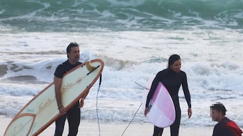 Hugo Silva y Marta Guerras, amor y pasión por el surf en familia en las playas de Cádiz