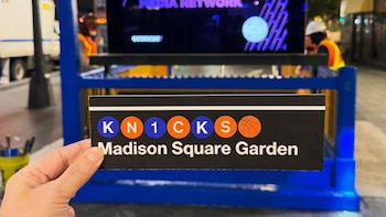 El metro de Nueva York se pintó de azul y naranja para apoyar a los Knicks en las Finales de la NBA