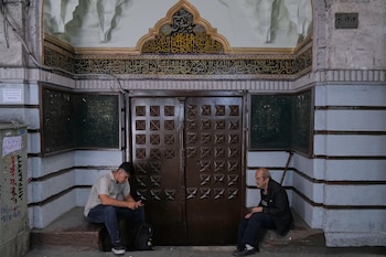 Hombres descansan en la entrada de una mezquita del histórico Gran Bazar de Teherán, el lunes 1 de junio de 2026. La presión económica ya desencadenó protestas en enero que dejaron más de 7.000 muertos, según estimaciones de activistas. (AP Photo/Vahid Salemi)