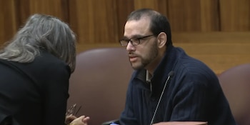 La doctora Erin Bigler afirmó que Alberto Sierra sufrió una pérdida de tejido en el lóbulo frontal tras un atropello en 1996. (Imagen retomada de Telemundo)