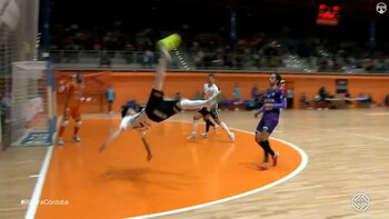 Salida del arquero y una