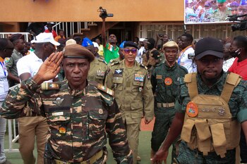 Mientras la junta militar en