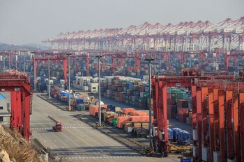 FOTO DE ARCHIVO: Contenedores en el Puerto de Aguas Profundas de Yangshan, parte de la Zona Franca de Shanghái, China, el 13 de febrero de 2017. REUTERS/Canción única
