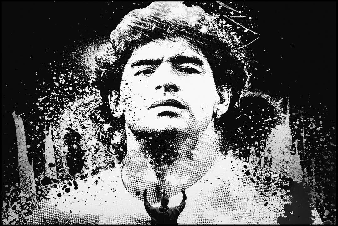 El rostro de Diego Maradona iluminó las pantallas durante “Live Forever”, desatando uno de los momentos más emotivos de la noche