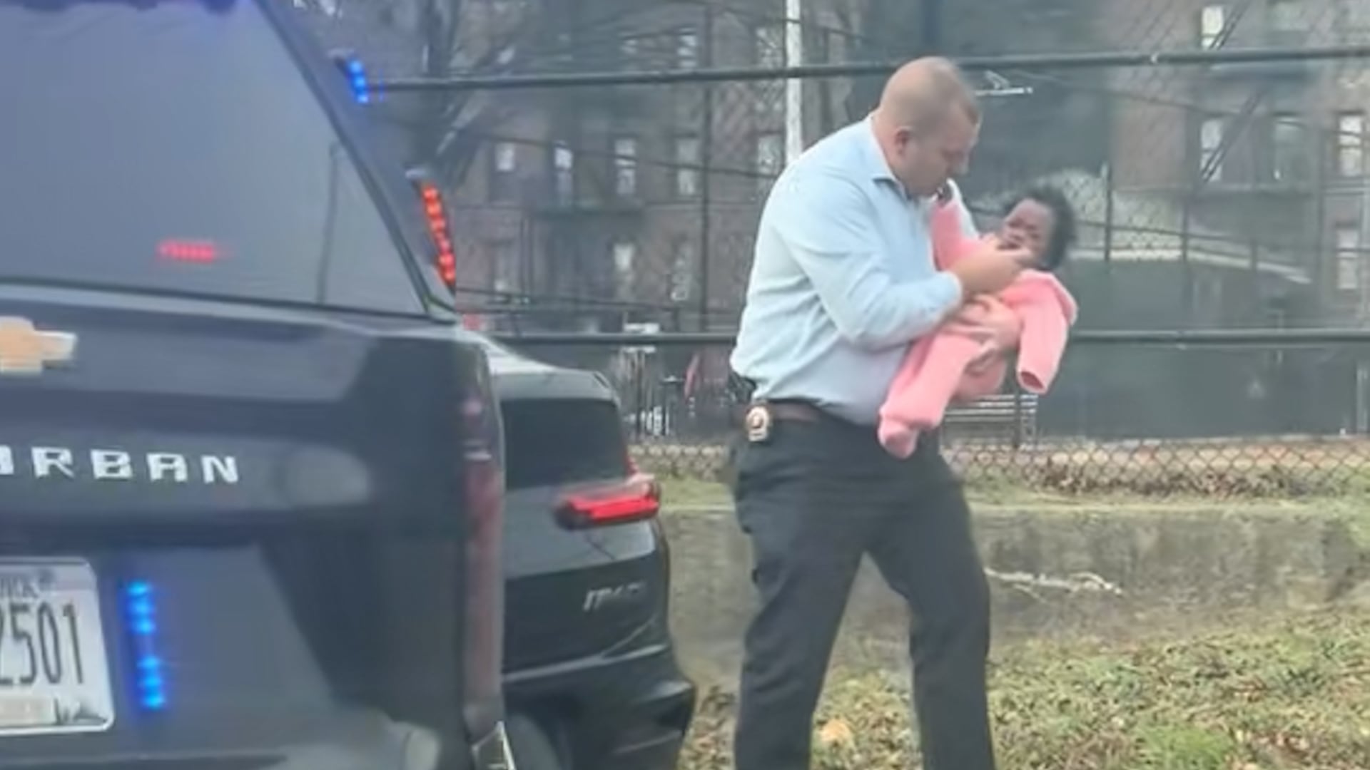 El policía logró salvar a la bebé que se ahogaba y fue reconocido por redes sociales y autoridades (Captura de video / TikTok @simplysandra_)