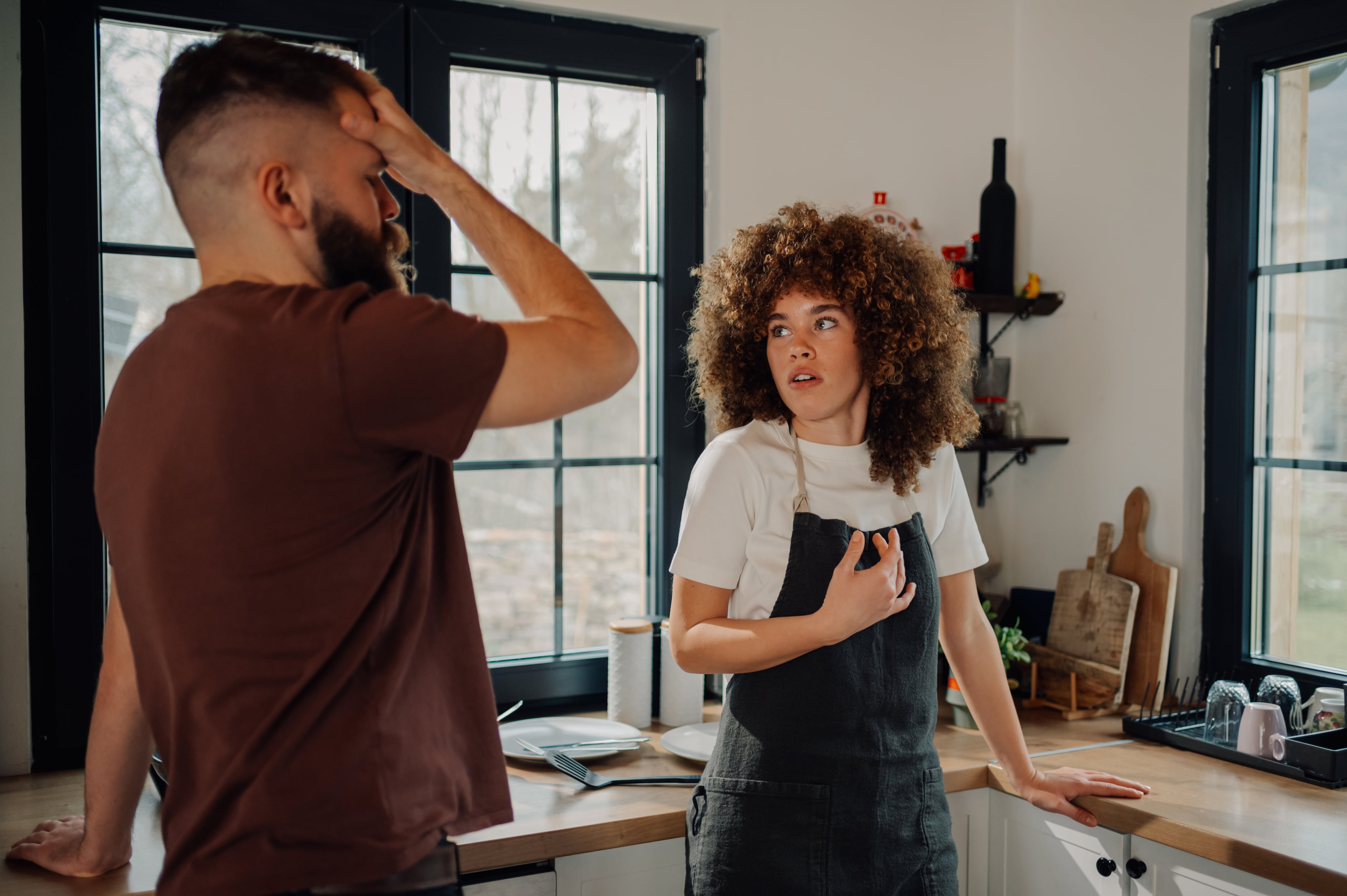 Una pareja discutiendo (AdobeStock)