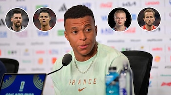 Kylian Mbappé en conferencia de prensa. Incluye recortes circulares de Lionel Messi, Cristiano Ronaldo, Erling Haaland y Harry Kane.