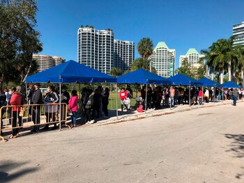 Vista de cientos de personas