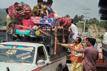 Voluntarios ofrecen agua a desplazados