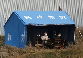 Hombres juegan a las cartas