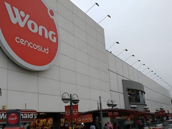 Wong, así como Metro, pertenece