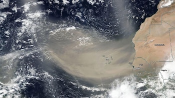 Una gran nube de polvo del Sáhara está cruzando el mar y podría alterar el clima