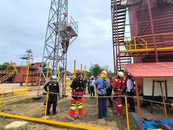 Personal de emergencia realiza prácticas de rescate en altura, utilizando torres y aparatos especializados como parte del entrenamiento técnico en el centro de Cartagena. (Foto: Infobae)