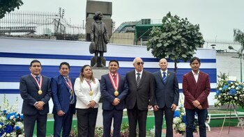 Inauguran estatua de Ana Frank