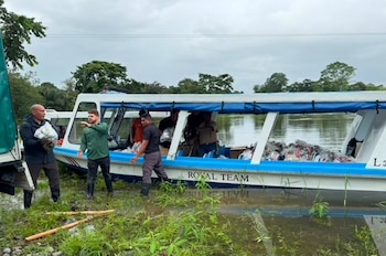 Las autoridades distribuyen alimentos y suministros mediante operativos terrestres y acuáticos en comunidades aisladas por las inundaciones. Crédito: CNE