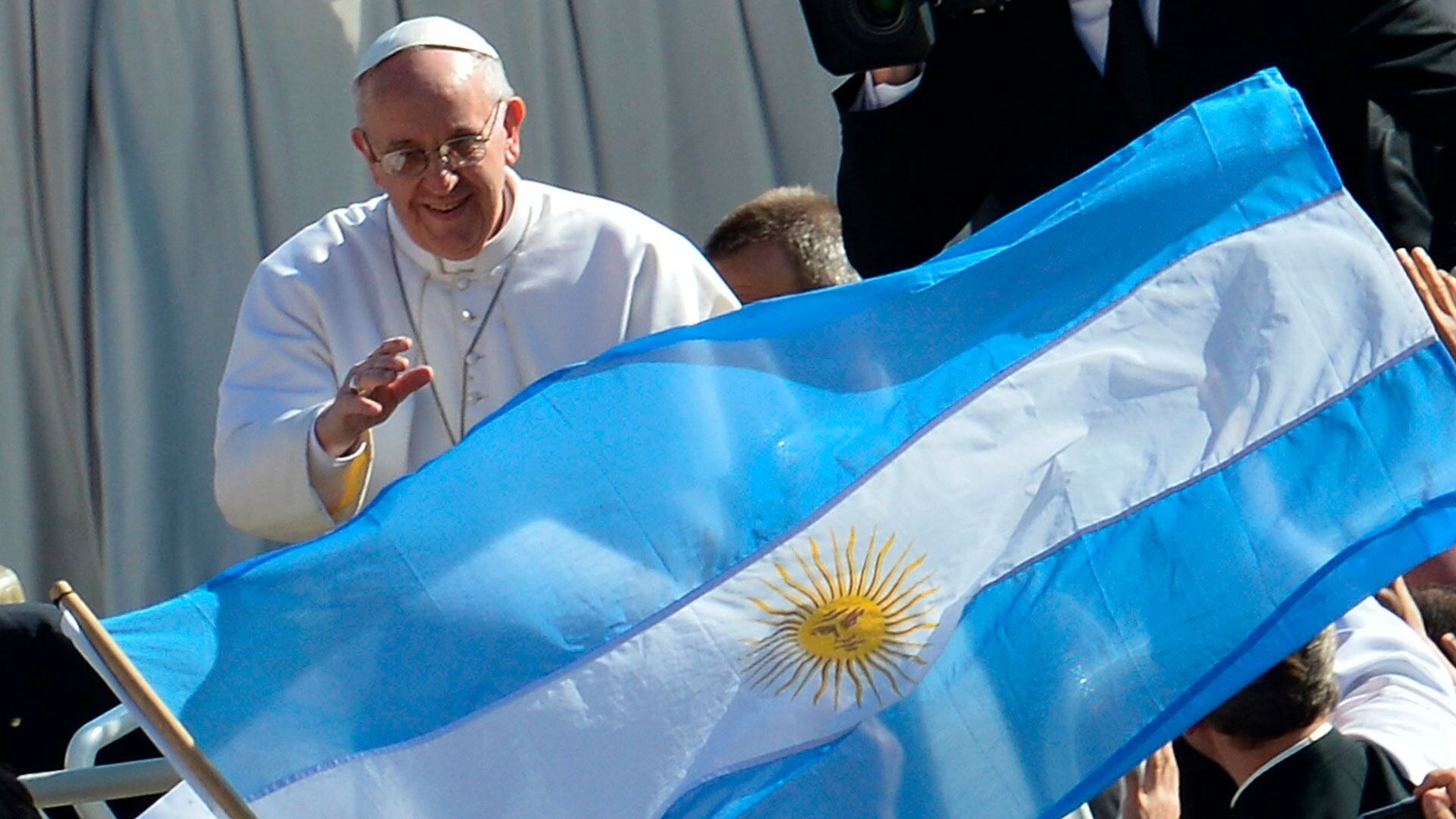 El papa Francisco, Jorge Mario Bergoglio, saluda a fieles argentinos presentes en la plaza de San Pedro el día de su misa inaugural, 19 de marzo de 2013 en El Vaticano (AFP PHOTO / ALBERTO PIZZOLI)
