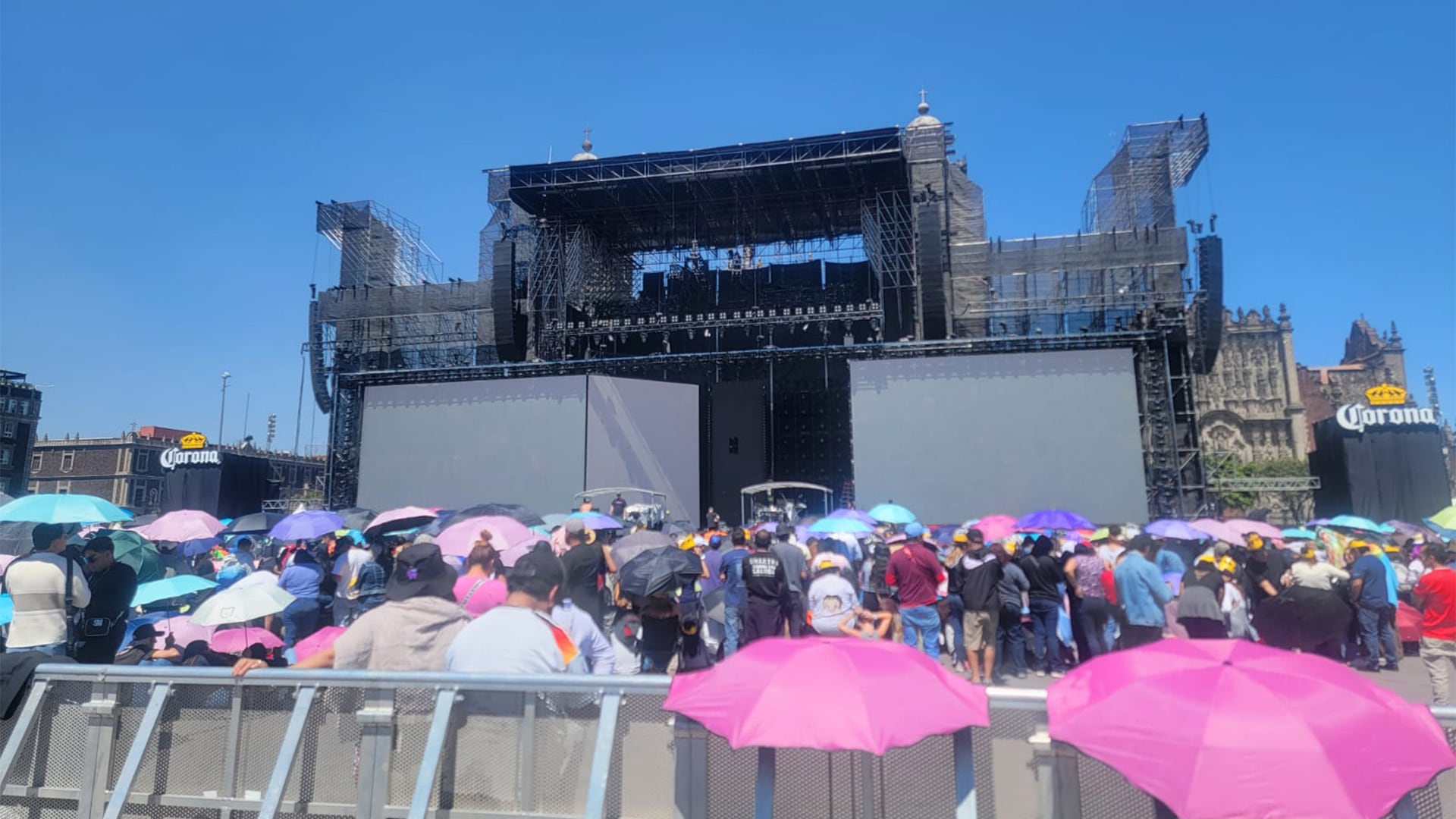 Cidadãos vão ao Zócalo para o show de Shakira. (Infobae México)