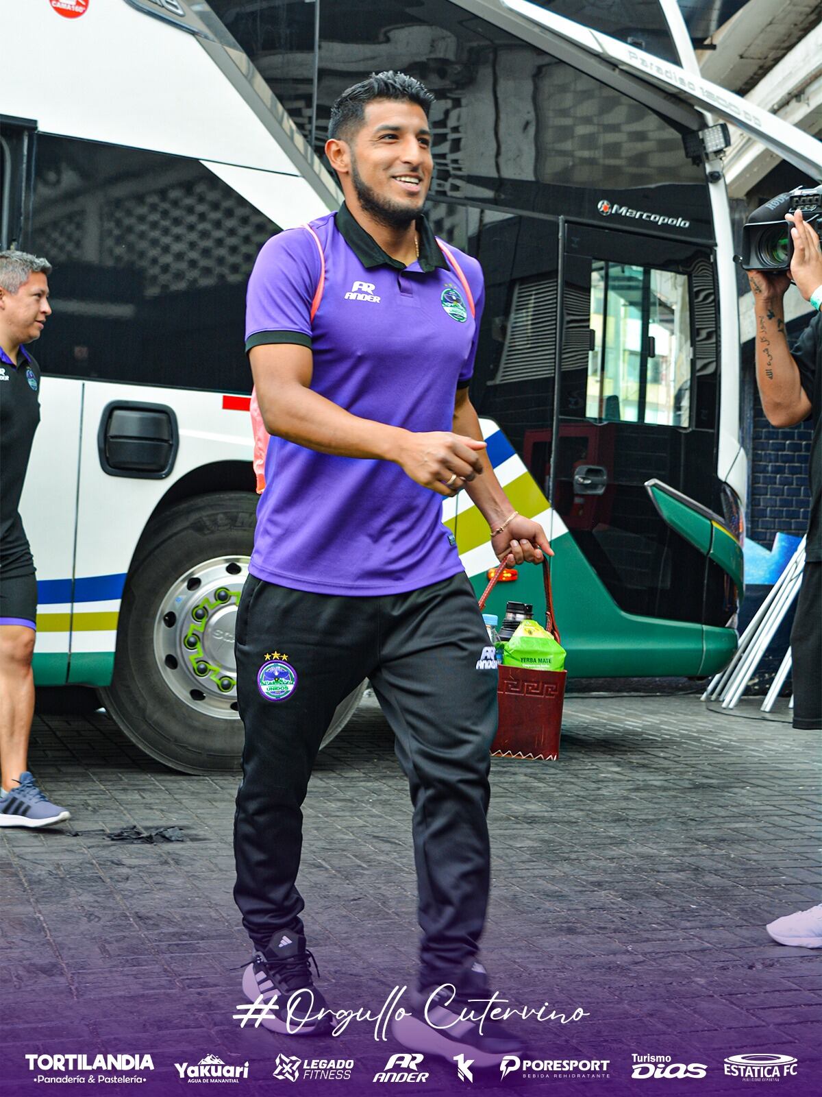 A chegada do Comerciantes Unidos a Matute na partida contra o Alianza Lima.