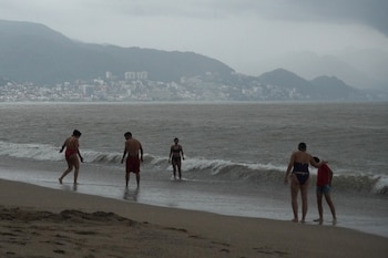 Turistas permanecen en una playa en Puerto Vallarta estado de Jalisco (México). EFE/ Arturo Montero
