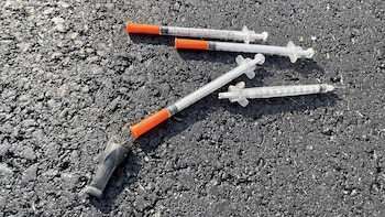 Las muertes por sobredosis de drogas en Estados Unidos disminuyeron por tercer año consecutivo