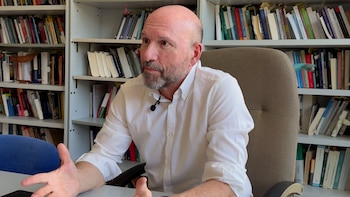 Óscar Vara, economista: “El anuncio de algunos partidos de que bajarán los impuestos es tramposo, tienen que explicar qué gastos van a recortar”
