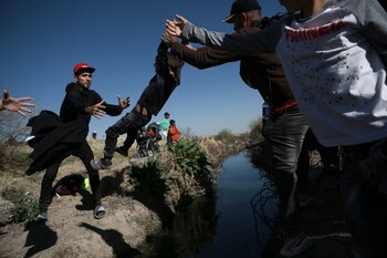 Migrantes cruzan el río Bravo