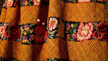 Detalle de una falda bordada