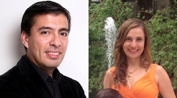 Un hombre de cabello oscuro con camisa y chaqueta negras en fondo blanco al lado de una mujer con cabello castaño, vestido naranja y collar frente a cascada y follaje verde.