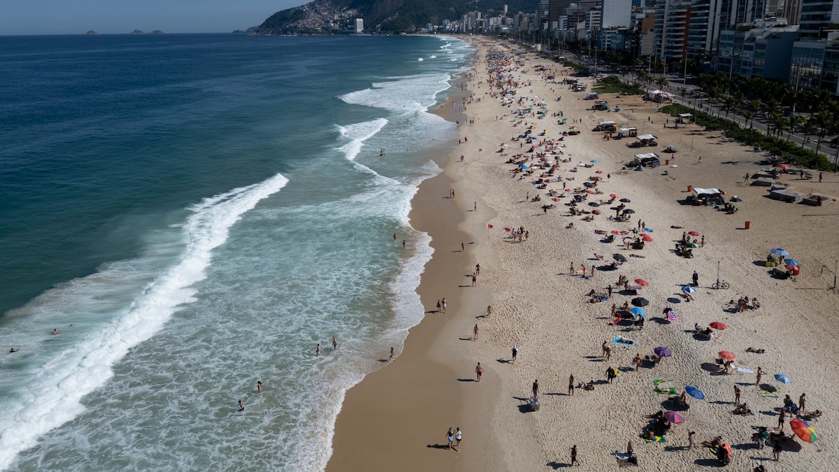 Playa en Brasil con turistas en verano