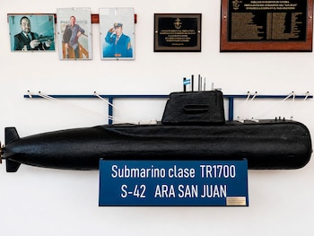 Una réplica del submarino, en memoria de los 44 tripulantes, en el Apostadero Naval de Río Gallegos, donde se lleva adelante el juicio oral contra cuatro ex altos mandos de la Armada