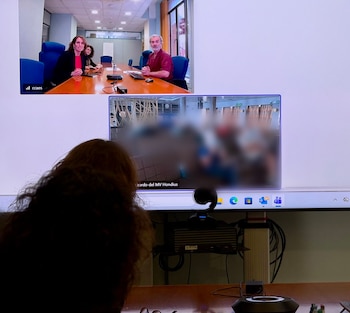 La ministra de Sanidad, Mónica García, mantiene una videollamada con los 14 españoles dentro del crucero afectado por un brote de hantavirus.